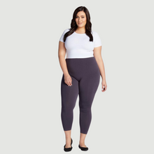 Load image into Gallery viewer, Bamboo 3/4 Length Plus Leggings

